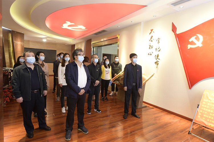 廣巴公司機(jī)關(guān)黨支部赴廣元市委黨?！俺跣氖姑秉h性教育館參加學(xué)習(xí) (2).JPG