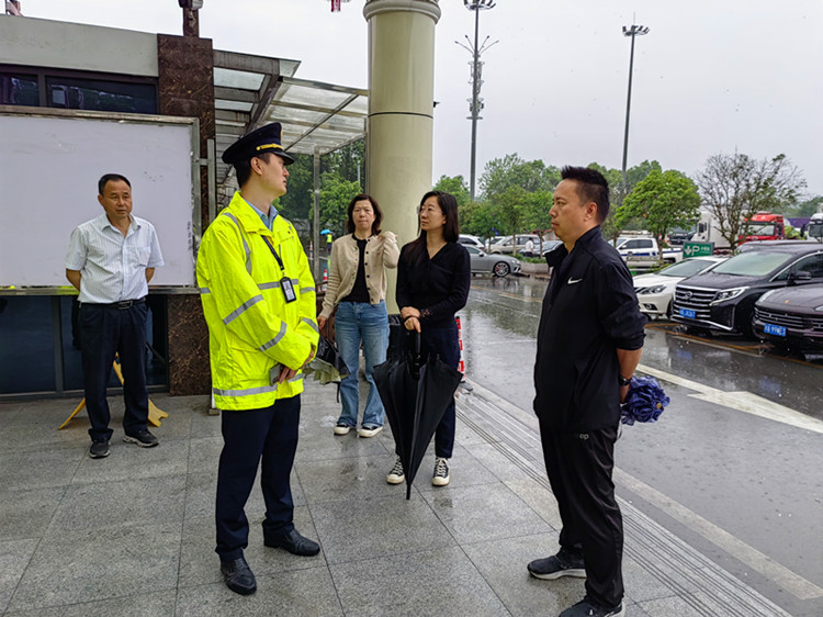 川東公司開展服務(wù)區(qū)（停車區(qū)）五一節(jié)前專項(xiàng)檢查 1_副本.jpg