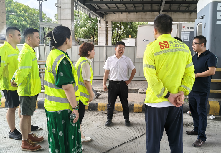 蜀道集團(tuán)運(yùn)維部一行赴繞西管理處貨運(yùn)大道站指導(dǎo)收費(fèi)站智能化改造工作1_副本.png