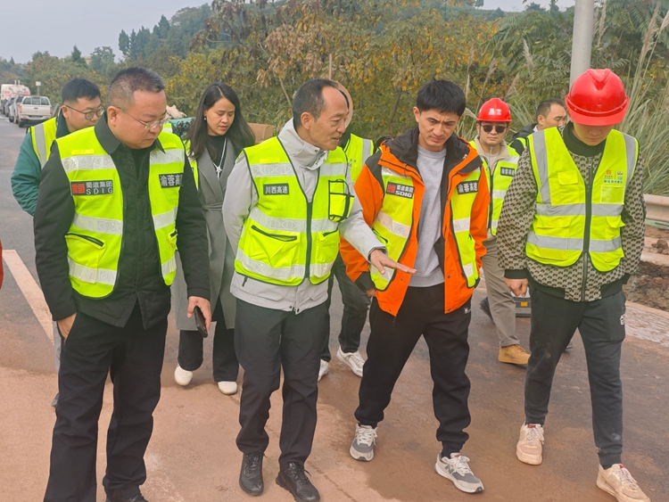 20251119川西公司黨委副書記、總經(jīng)理何雁到渝蓉高速督導檢查應急搶險工作_副本_副本.jpg